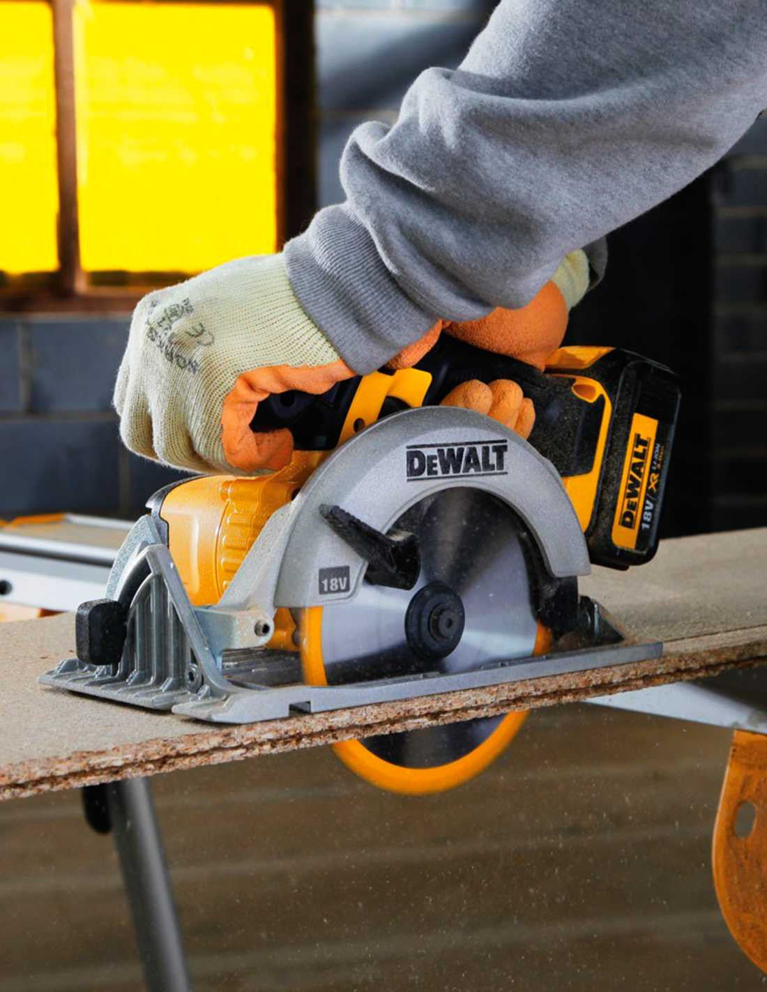 Kit Dewalt con Taladro percutor DCD796 + Sierra Circular DCS391 + 2bat 2Ah + Cargador + TSTAK VI DCK291D2