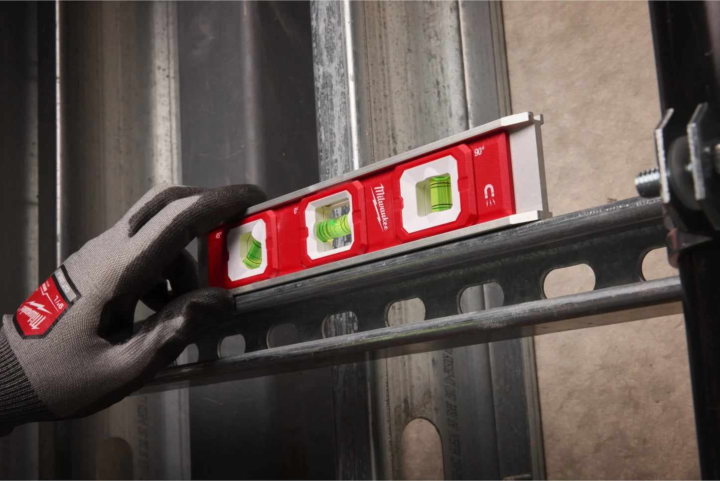 Special kit with hand tools + charger + battery + Milwaukee rolling toolbox