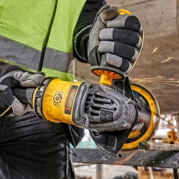 XR FLEXVOLT 54V/18V 125mm brushless mini-grinder with 2 6Ah batteries and Dewalt DCG418T2 case