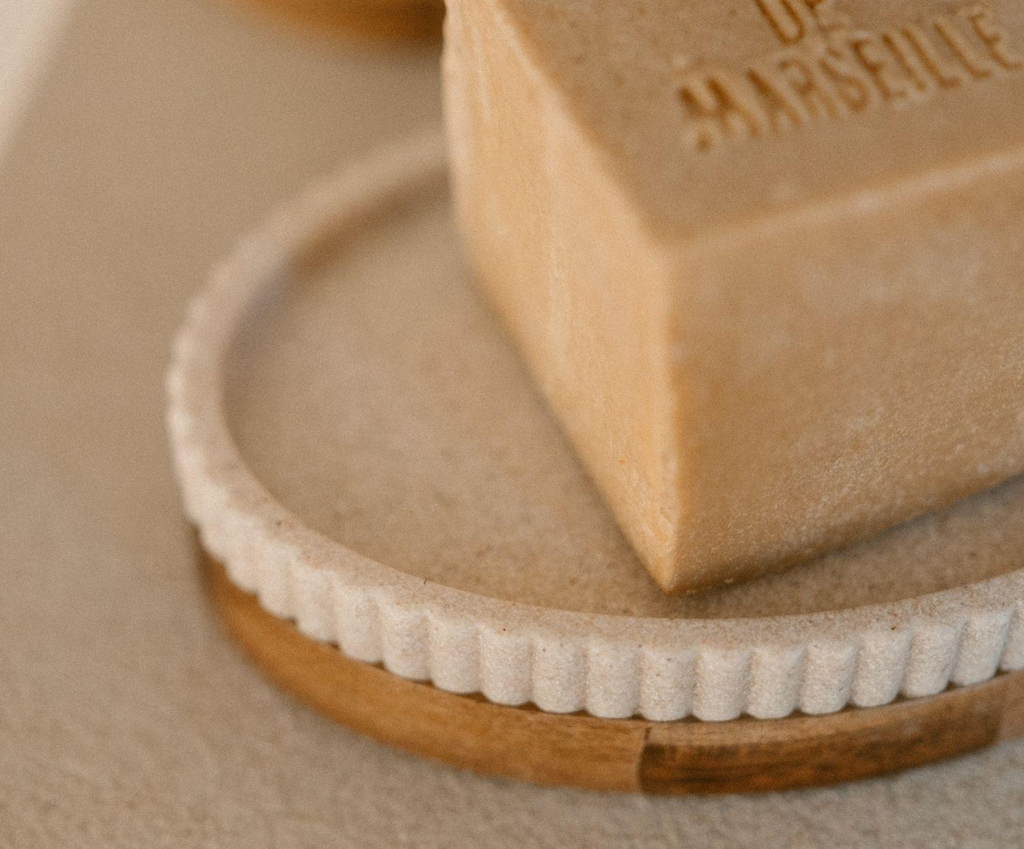 Jabonera Beig de Poliresina y Madera de Acacia 14×9,5×3cm Andrea House