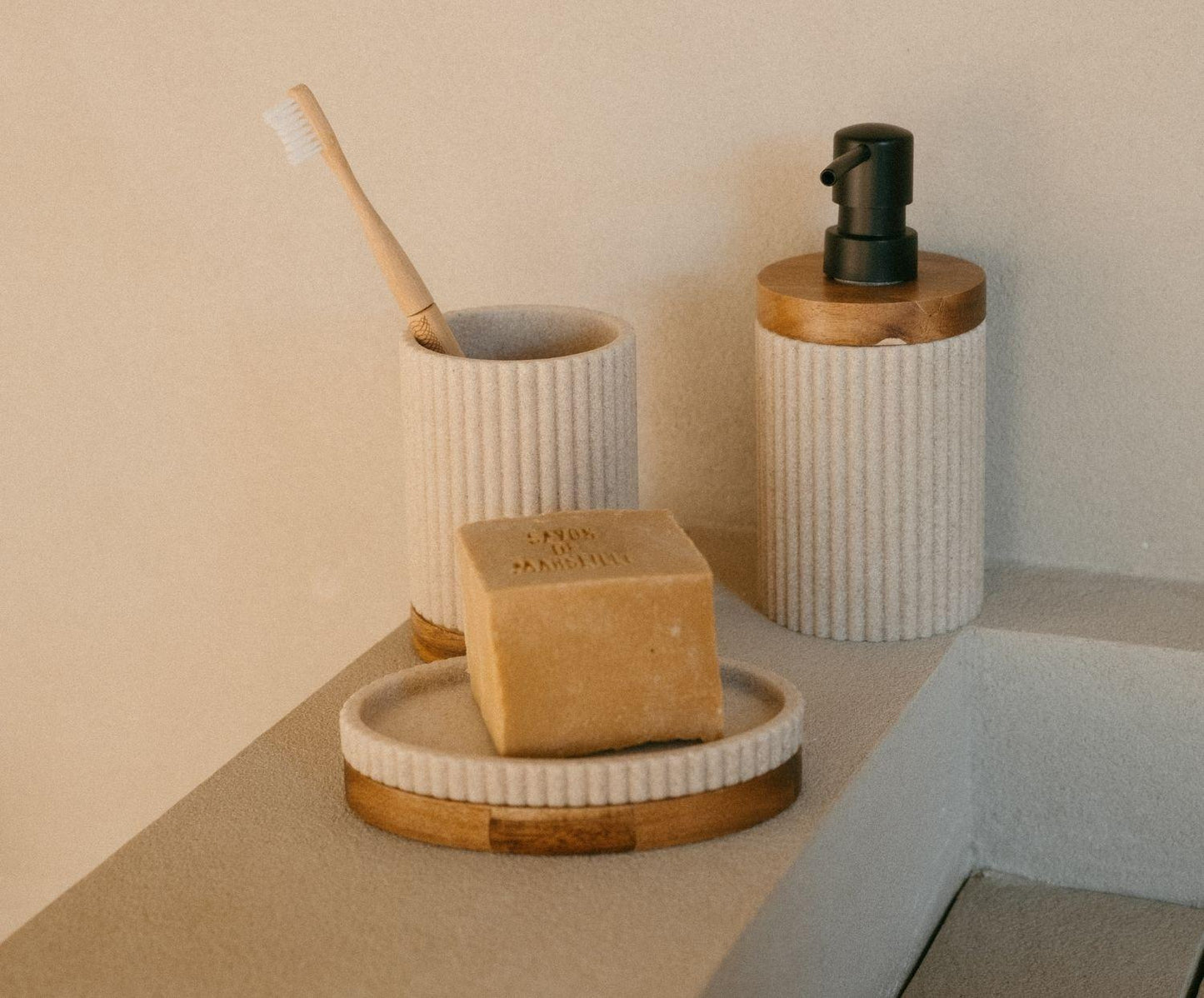 Beige toothbrush holder made of polyresin and acacia wood, Ø8×11 cm, Andrea House
