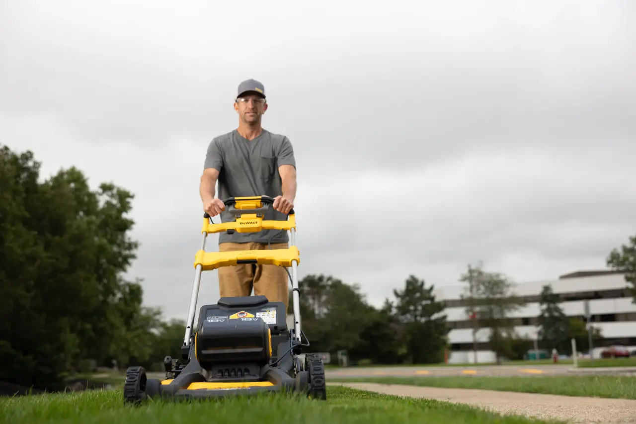 Cortacésped autopropulsado sin escobillas XR 18V 53cm Dewalt DCMWSP156N