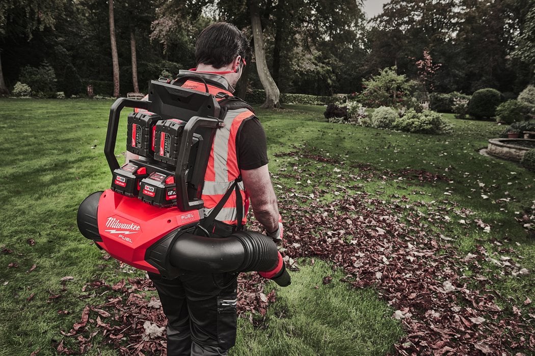 M18 Fuel Backpack Blower + 2bat + Milwaukee M18 Multiport Charger F2BPB-124