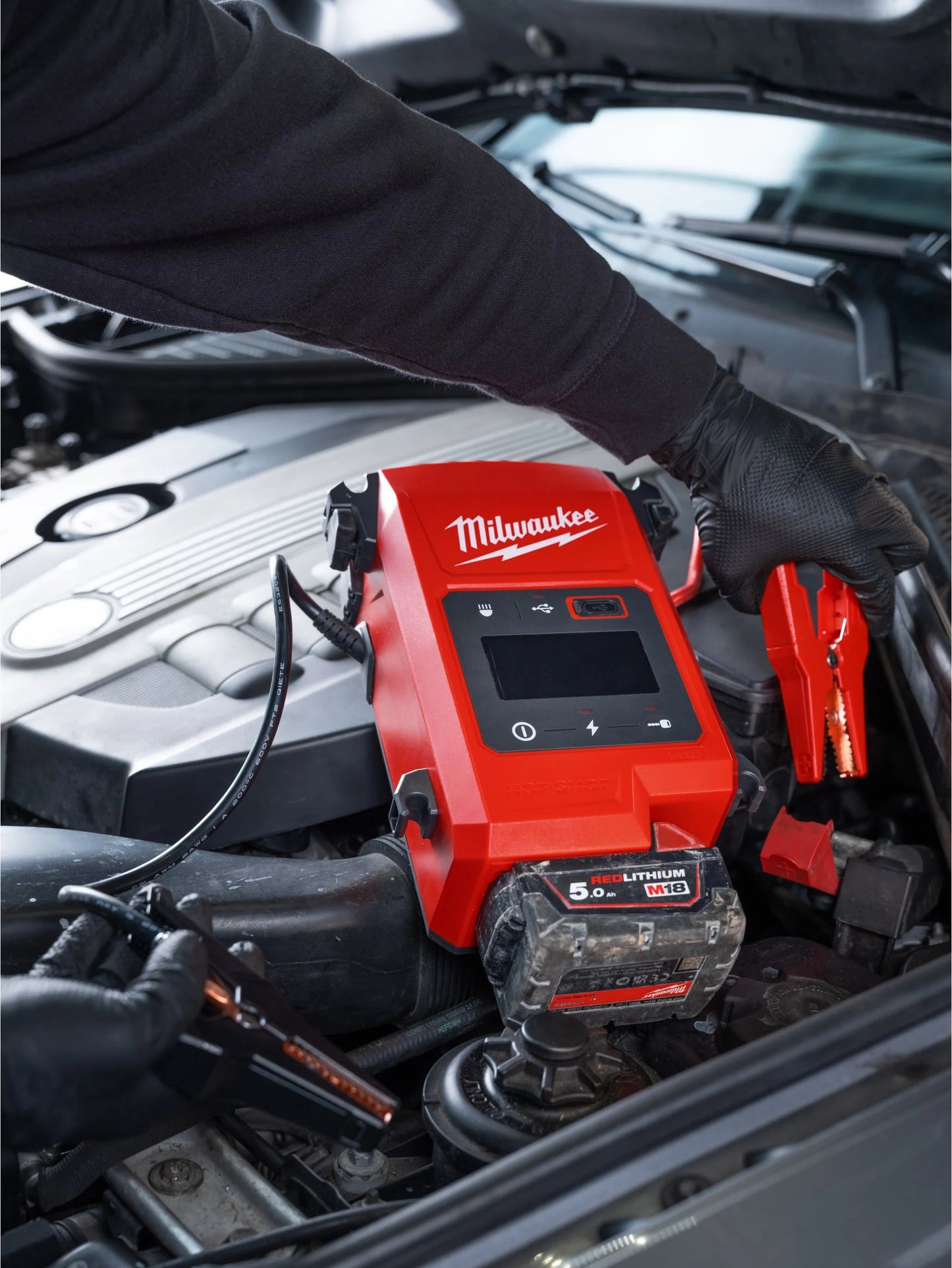 Milwaukee M18 2000A Vehicle Jump Starter