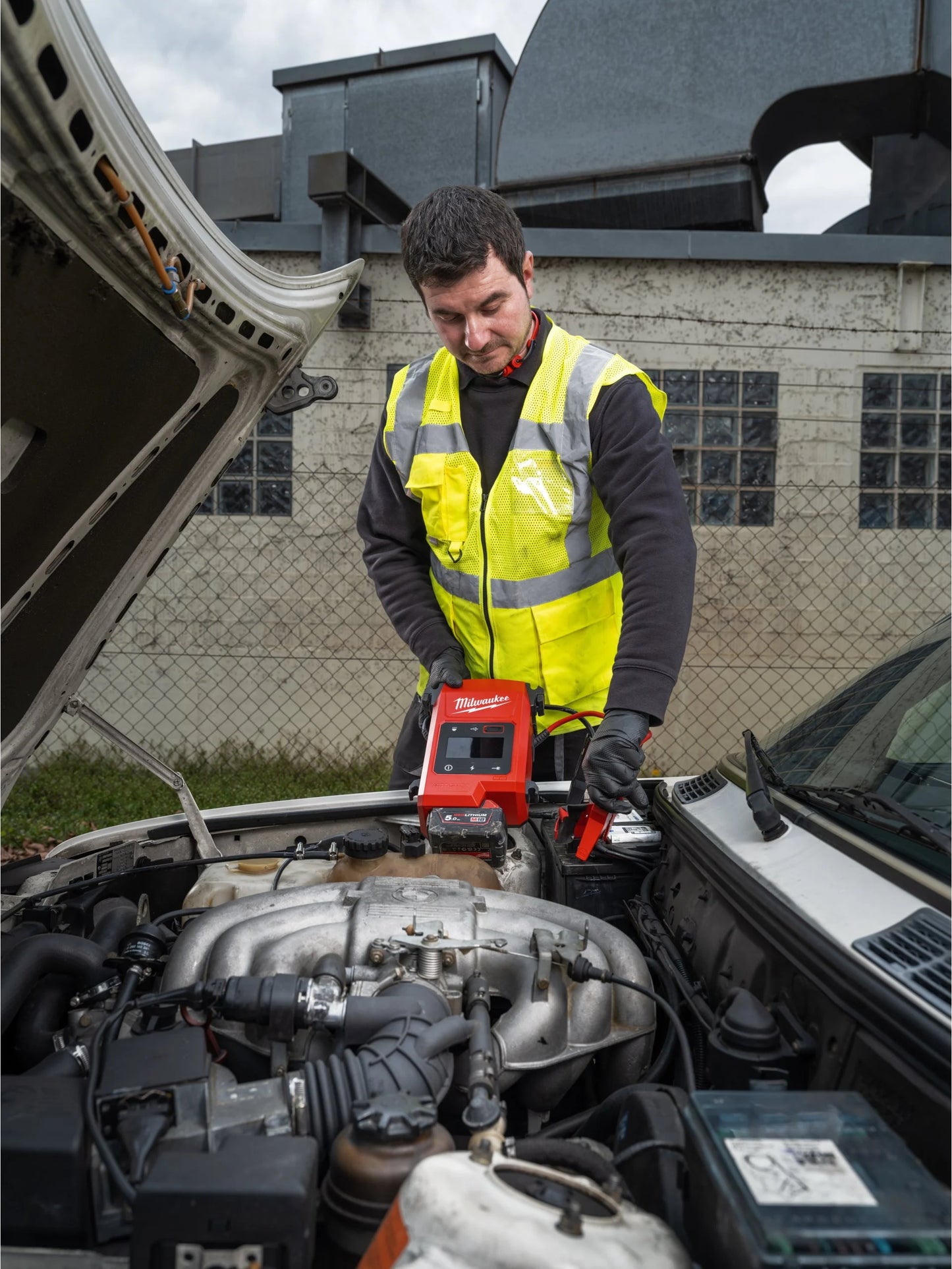 Milwaukee M18 2000A Vehicle Jump Starter